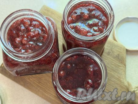 Сразу горячее варенье разложить по простерилизованным банкам, закрутить (или закатать) их прокипячёнными крышками.