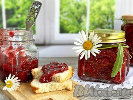 А затем банки с вареньем, приготовленным из замороженной земляники, переставить на хранение в тёмное прохладное место. Яркое, ароматное земляничное варенье по вкусу не отличается от сваренного из свежих ягод. Его можно подать и к чаю, и к оладьям, и к блинчикам, и к сырникам.