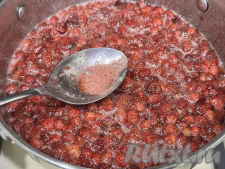 После закипания варенья из земляники уменьшить до минимума огонь. Варить 20 минут, убирая с поверхности появляющуюся пену и время от времени перемешивая.