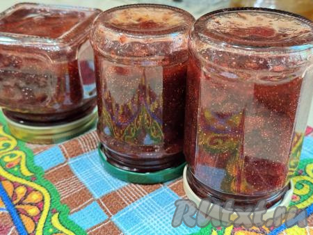 Перевернуть баночки вверх дном, укутать в одеяло и оставить до полного остывания.