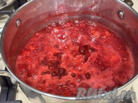 Перемешать ягоды с сахаром и лимонной кислотой. Поставить на средний огонь, периодически перемешивая, довести смородиново-малиновое варенье до кипения. Уменьшить огонь до минимума, варить 20 минут, периодически снимая пенку и перемешивая.