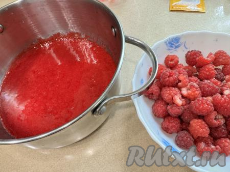 Я взвесила получившееся смородиновое пюре, отделённое от шкурок и косточек, его вес был 500 грамм. Переложить ягодное пюре из миски в кастрюлю с толстым дном, в которой вы будете варить смородиновое-малиновое варенье.&nbsp;