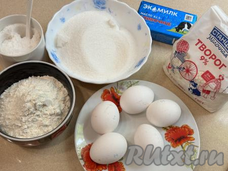 Подготовить продукты для приготовления вафельных трубочек с творожным кремом. Творог и сметану для творожного крема можно взять любой жирности (я использовала творог жирностью 9%, сметану - жирностью 15%).