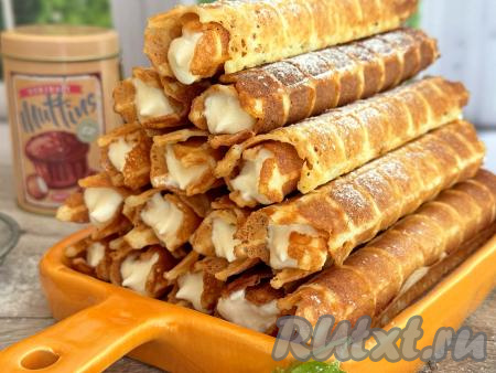 Аппетитные, вкусные, слегка похрустывающие вафельные трубочки, наполненные нежным творожным кремом, подать к чаю.
