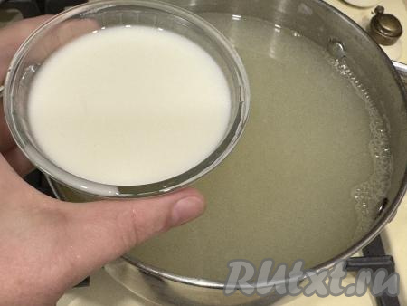 После того как компот из белой смородины закипит, уменьшить огонь до ниже среднего, затем тонкой струйкой, постоянно перемешивая столовой ложкой, влить крахмальную смесь. Не прекращая перемешивать, довести до кипения. Я добавила 30 грамм крахмала - это примерно 2 столовых ложки, смородиновый кисель будет не очень густым, если хотите получить достаточно густой напиток, тогда добавьте 2,5 столовых ложки крахмала.