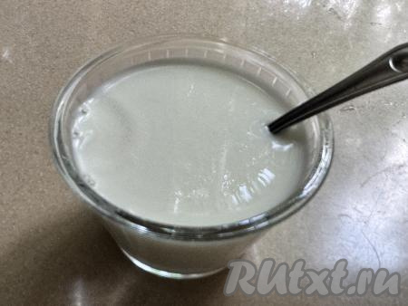 Процеженный компот с мякотью из миски влить в кастрюлю, поставить на огонь, довести до кипения. В чашку влить 100 миллилитров холодной воды, добавить крахмал, тщательно перемешать крахмальную смесь.&nbsp;
