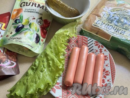 Подготовить продукты для приготовления хот-догов на мангале. Булочки для хот-дога можно купить практически в любом продуктовом магазине. Сосиски выбирайте качественные, чтобы они вас не подвели при жарке.