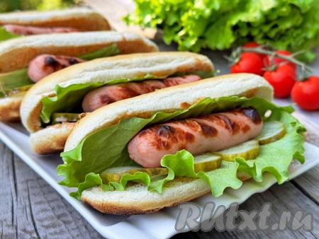 Вкусные, сытные, ароматные хот-доги, приготовленные на мангале, сразу же подать к столу, пока они горячие, с ароматом дымка!