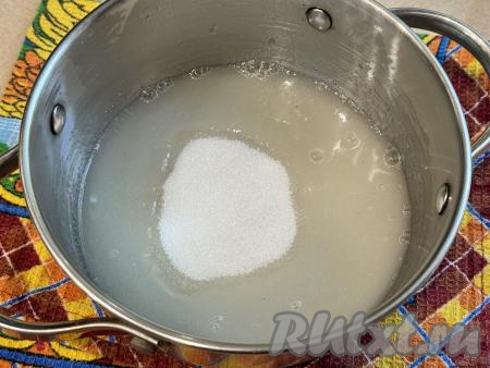 Процеженную ягодную массу вернуть в кастрюлю, добавить сахар, перемешать.