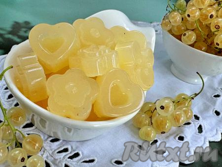Вкусный, аппетитный мармелад, приготовленный из белой смородины и желатина, подать к столу. Хранить его лучше всего в холодильнике в закрытой ёмкости. Уверена, этот десерт с нежной смородиновой кислинкой понравится и взрослым, и детям!