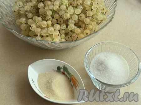 Подготовить продукты для приготовления мармелада из белой смородины. Белую смородину перебрать, удаляя веточки, листья, некачественные ягоды. 200 грамм подготовленной смородины хорошо промыть водой, лишней воде дать стечь.