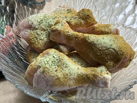 В миску выложить куриные ножки, добавить соль и специи (в качестве специй я добавила 1 чайную ложку молотого карри и пряную соль, смешанную с сушёным чесноком и укропом). Перемешать, покрывая ножки солью и специями со всех сторон.
