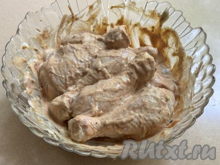 В миску с куриными ножками выложить сметану. Тщательно перемешать, покрывая ножки сметаной со всех сторон, а затем оставить мариноваться минут на 30 при комнатной температуре. Можно оставить мариноваться и на более длительное время, но тогда миску с ножками, накрыв крышкой, нужно отправить в холодильник.