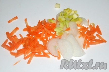 Морковь, лук порей (необязательно) и репчатый лук нарезать небольшими кусочками для супа (см. фото).
