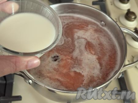 Процеженный компот с ягодной мякотью вылить из миски в кастрюлю, поставить на сильный огонь. Дать компоту из земляники закипеть. Пока компот закипает, в небольшую ёмкость нужно всыпать весь крахмал, влить 100 миллилитров холодной воды, перемешать до получения однородной крахмальной смесью. После того как компот закипит, уменьшить огонь до ниже среднего, тонкой струйкой, непрерывно перемешивая столовой ложкой, влить крахмальную смесь в кастрюлю. Я добавила 30 грамм крахмала (то есть 2 столовых ложки), земляничный кисель получился не очень густым. Если вы любите густые кисели, можете добавить 2,5 столовых ложки крахмала.