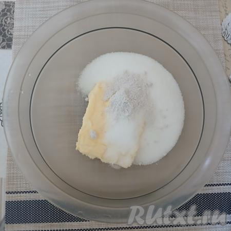 Масло, согревшееся до комнатной температуры, выложить в миску, в которой будет удобно взбивать миксером, сюда же всыпать сахар и ванильный сахар. Взбить миксером до однородности.