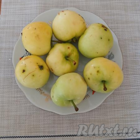Сливочное масло и яйца нужно заранее достать из холодильника, чтобы они согрелись до комнатной температуры. Яблоки вымыть. Я готовила с "Белым наливом", поэтому яблоки от кожуры не очищала, лишь вырезала некрасивые пятна и вмятины.