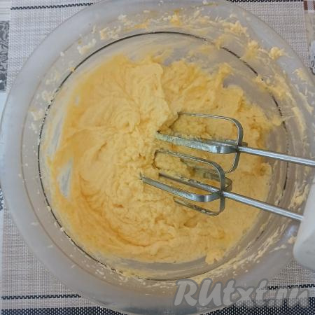 На этом этапе яично-масляная масса может расслоиться, но это нестрашно.