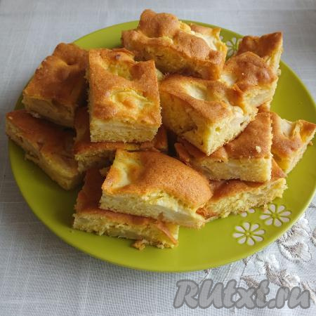 Затем вынуть выпечку из формы, нарезать на кусочки и подать к чаю. Яблочный пирог, замешанный на сливочном масле, получился нежнейшим, буквально тающим во рту.