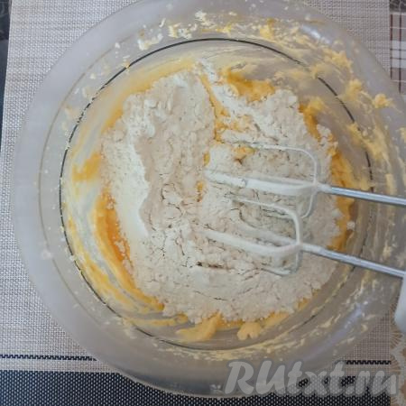 Добавить 200 грамм просеянной муки, смешанной с разрыхлителем.