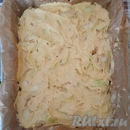 Тесто выложить в форму для выпечки (я использовала форму размером 26х37 сантиметров), предварительно застеленную пергаментом.