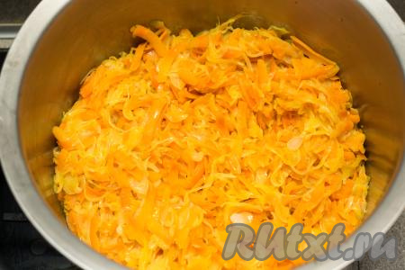 Переложить обжаренные морковку с луком в объёмную кастрюлю (у меня кастрюля объёмом 6,5 литров).
