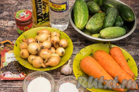 Подготовить продукты для приготовления икры из огурцов с томатной пастой на зиму. Огурцы можно взять переросшие. Вес всех овощей приводится в рецепте уже в очищенном виде.