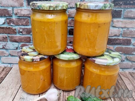Зимой, яркая, вкусная, ароматная икра, приготовленная из огурцов с томатной пастой пастой, внесёт приятное разнообразие в ваше меню. Она хороша и в качестве холодной закуски, и в качестве гарнира, да и просто на ломтике хлеба.