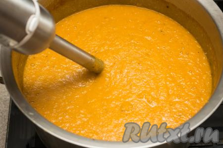 Снять кастрюлю с огня. Пюрировать икру из огурцов и томатной пасты погружным блендером до однородности. В однородную огуречную икру влить уксус, перемешать, поставить на средний огонь, иногда перемешивая, довести до кипения. Накрыть кастрюлю крышкой и проварить на минимальном огне 5 минут, в течение этого времени я 1-2 раза икру перемешиваю. Если у вас погружной блендер с пластмассовым наконечником, тогда, после того как уберёте кастрюлю с огня, нужно будет дать икре остыть в течение минимум 10 минут, а затем уже пюрировать блендером. Если же наконечник металлический (как у моего блендера), тогда можно не ждать и пюрировать сразу.