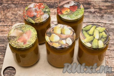 Закрутить (или закатать) банки с овощной икрой прокипячёнными крышками, не переворачивая, укутать в одеяло и оставить до полного остывания (я оставляю на сутки). Остывшие банки переставить в тёмное прохладное место (например, в подвал, погреб или кладовку) на хранение.