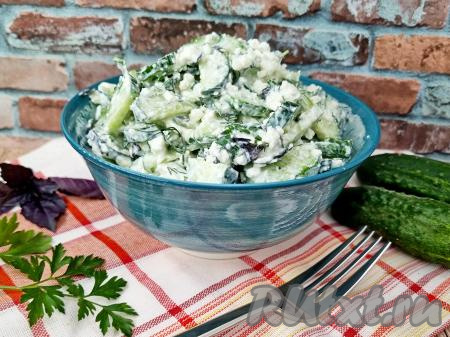 Салат из огурцов с творогом и зеленью