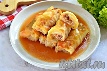 Форму с готовым блюдом достаём из аэрогриля. Сочные, нежные, вкусные, аппетитные голубцы вместе с соусом раскладываем по тарелкам и в горячем виде подаём к столу.