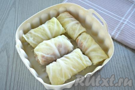 Я готовила в аэрогриле 5 замороженных голубцов, предварительно размораживать их не нужно. Замороженные голубцы в один слой выкладываем в форму (у меня - силиконовая форма), в которой можно готовить в аэрогриле.&nbsp;