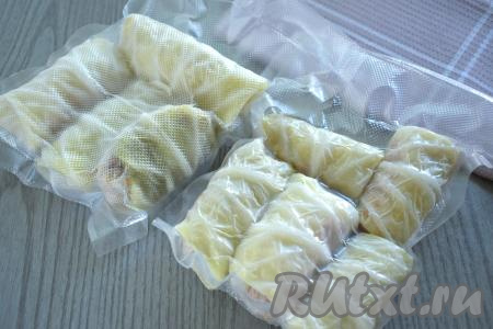 Для этого блюда я использовала домашние замороженные голубцы с начинкой из фарша и риса, можно взять и покупные. Достаём из морозилки столько голубцов, сколько у вас поместятся в форму, в которой вы будете готовить в аэрогриле.&nbsp;