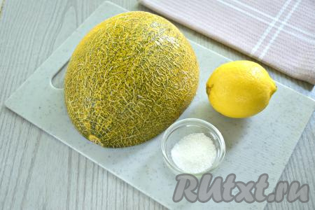 Подготовим ингредиенты для приготовления фруктового льда из дыни в домашних условиях. Чем более спелую и сладкую дыню вы возьмёте, тем меньше сахара можно будет добавить. При желании сахар можно заменить на мёд.