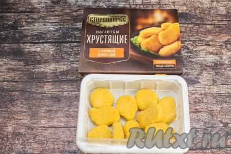 Вот такую упаковку замороженных куриных наггетсов я купила в магазине. Наггетсы не надо заранее размораживать, так как продаются они уже в готовом, но замороженном, виде и наша главная задача - правильно их пожарить, чтобы получить хрустящую корочку снаружи и сочное, нежное мясо внутри.