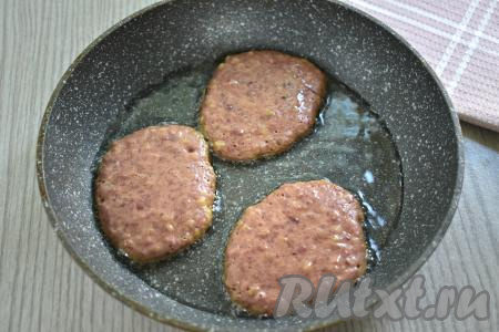 Разогреваем растительное масло в сковороде, затем выкладываем по 1-1,5 столовых ложки печёночно-кабачкового теста в виде круглых оладий. Жарим оладушки до подрумянивания с двух сторон (ориентировочно по 2,5-3 минуты с каждой стороны).