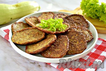 К столу оладьи, приготовленные из куриной печени и кабачка, лучше всего подавать горячими, дополнив гарниром на ваш выбор. С этими оладушками можно сделать и отличные бутерброды!