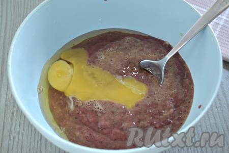 В миску с получившейся печёночно-кабачковой массой вбиваем яйцо, хорошо перемешиваем столовой ложкой.
