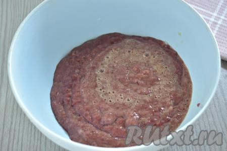 В миску с кабачковой массой перекручиваем через мясорубку куриную печень и лук.
