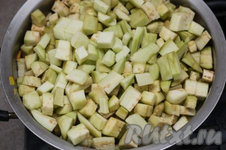 1 килограмм баклажанов, очищенных от кожуры, нарезать на небольшие кубики, выложить в кастрюлю с овощами. Кастрюля заполнится овощами до самого верха.