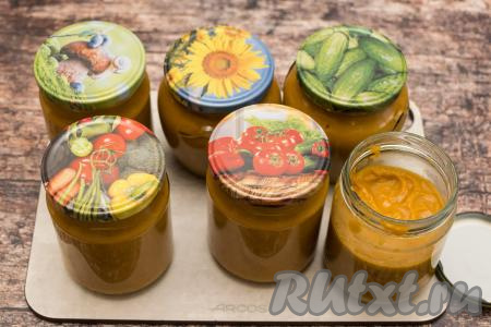 Перевернуть банки с икрой вверх дном, хорошо укутать в плед (или одеяло) и оставить до полного остывания (я оставляю на сутки). Остывшие банки с овощной икрой убрать на хранение в тёмное прохладное место (например, в подвал, кладовую или погреб).