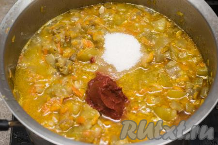 Затем добавить томатную пасту, сахар, чёрный молотый перец, перемешать, довести до кипения, уменьшить огонь, проварить под крышкой ещё 10 минут.