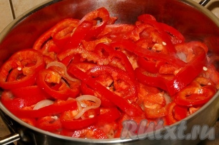 Нарезанные помидоры и сладкий перец добавить на сковороду к  луку и обжаривать 15 минут. Посолить и поперчить.