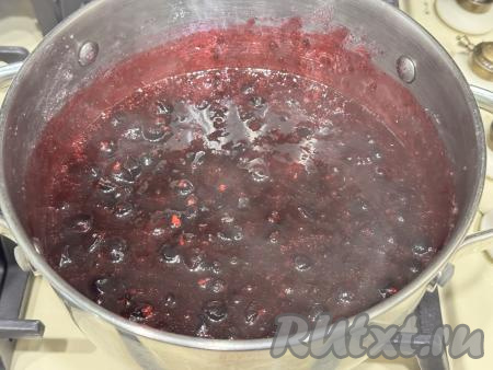 Непрерывно перемешивая, довести варенье из чёрной смородины с пектином до кипения, уменьшить огонь и готовить, время от времени, перемешивая, 3 минуты.&nbsp;