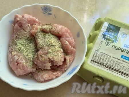 В тарелку с фаршем всыпать соль и специи по вкусу (в качестве специй я решила использовать соль, смешанную с сушёными чесноком и зеленью).&nbsp;