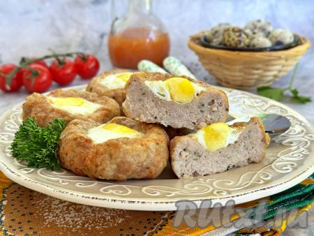 Аппетитные, сытные, вкусные гнёзда, приготовленные из фарша с яйцом, переложить из чаши аэрогриля на тарелку и в горячем виде подать к столу, дополнив любимым гарниром.