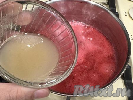 Периодически перемешивая, довести пюре из чёрной смородины до кипения, немного убавить огонь, влить агар-агар, заранее смешанный с водой.