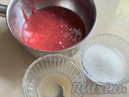 В небольшую ёмкость всыпать агар-агар, влить 2 столовых ложки воды комнатной температуры, перемешать ложкой и оставить на время, пока будем заниматься варкой ягодного пюре.