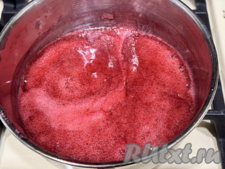 Помешивая, на среднем огне довести смородиновую массу до кипения, после этого уменьшить огонь до минимума и варить, помешивая, 3-4 минуты.&nbsp;